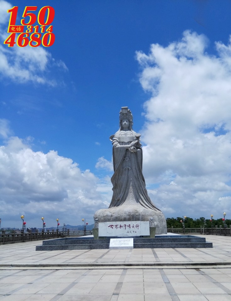 广场大型妈祖石雕像