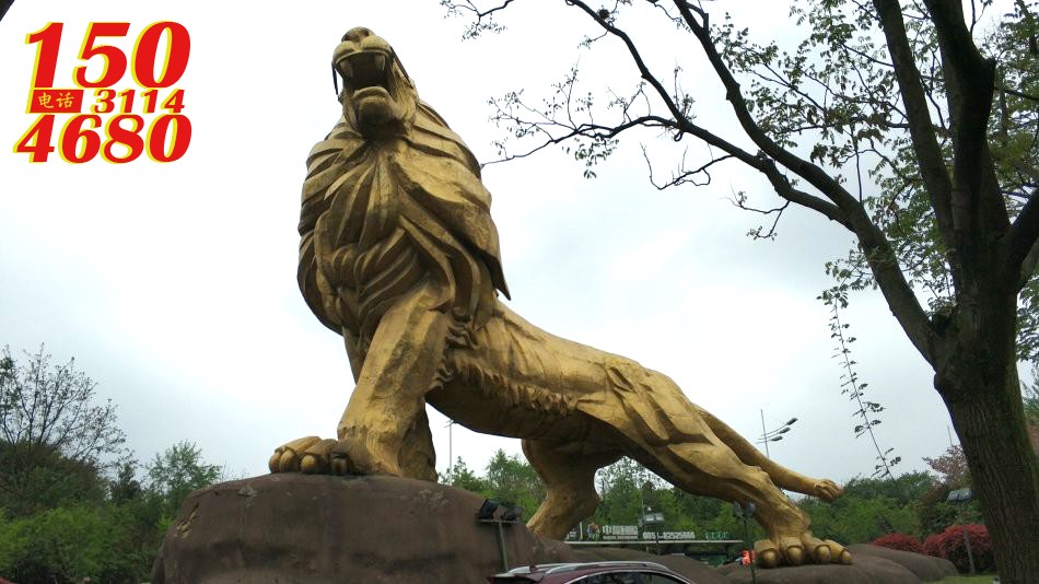 大型写意金色铜雕狮子